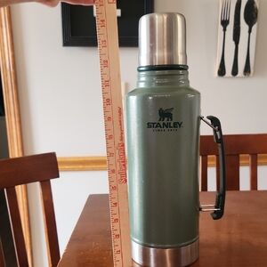 Vintage Stanley Classic Legendary Vacuum Insulated Bottle 2-quart